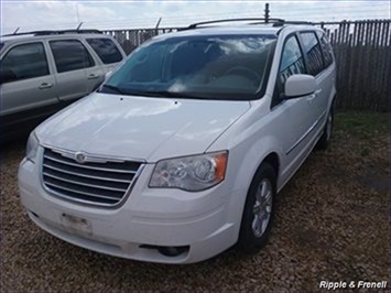 2010 Chrysler Town & Country Touring   - Photo 1 - Davenport, IA 52802