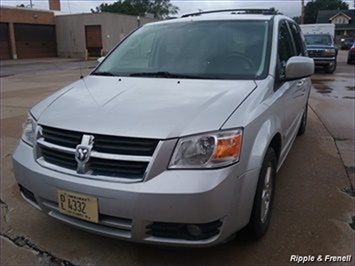 2008 Dodge Grand Caravan SXT   - Photo 1 - Davenport, IA 52802