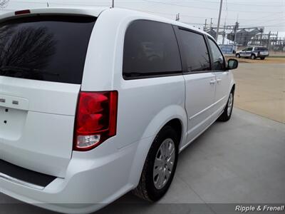 2016 Dodge Grand Caravan SE   - Photo 6 - Davenport, IA 52802