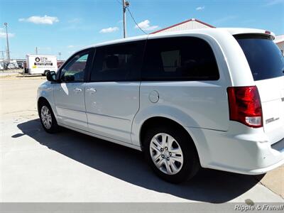 2016 Dodge Grand Caravan SE   - Photo 7 - Davenport, IA 52802