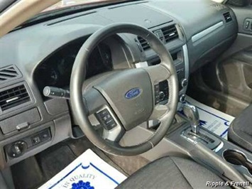 2010 Ford Fusion SE   - Photo 4 - Davenport, IA 52802