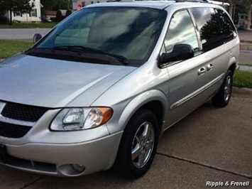 2003 Dodge Grand Caravan ES   - Photo 2 - Davenport, IA 52802