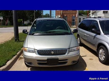 1997 Chrysler Town & Country LX   - Photo 1 - Davenport, IA 52802