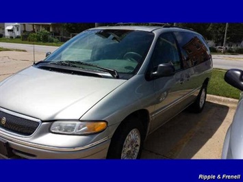 1997 Chrysler Town & Country LX   - Photo 2 - Davenport, IA 52802