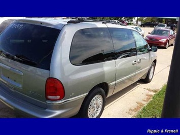 1997 Chrysler Town & Country LX   - Photo 3 - Davenport, IA 52802