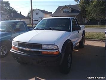 2002 Chevrolet S-10 3dr Extended Cab   - Photo 1 - Davenport, IA 52802