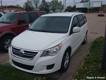 2009 Volkswagen Routan SE   - Photo 1 - Davenport, IA 52802