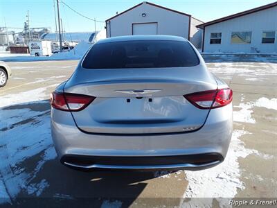2016 Chrysler 200 Limited   - Photo 8 - Davenport, IA 52802