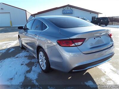 2016 Chrysler 200 Limited   - Photo 7 - Davenport, IA 52802
