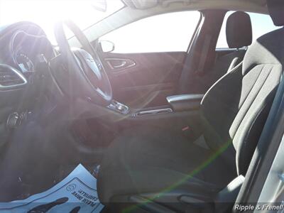 2016 Chrysler 200 Limited   - Photo 4 - Davenport, IA 52802