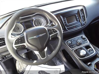 2016 Chrysler 200 Limited   - Photo 5 - Davenport, IA 52802