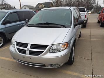 2006 Dodge Grand Caravan SXT   - Photo 1 - Davenport, IA 52802