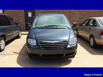 2007 Chrysler Town & Country Touring   - Photo 1 - Davenport, IA 52802