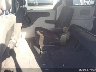 2013 Dodge Grand Caravan SXT   - Photo 9 - Davenport, IA 52802