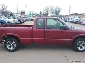 2001 Chevrolet S-10   - Photo 9 - Davenport, IA 52802