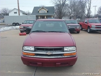 2001 Chevrolet S-10   - Photo 1 - Davenport, IA 52802