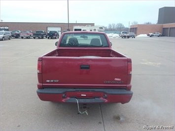 2001 Chevrolet S-10   - Photo 5 - Davenport, IA 52802