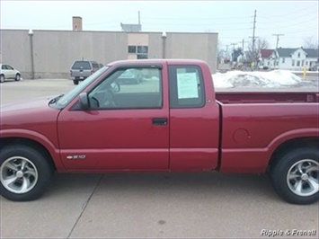 2001 Chevrolet S-10   - Photo 8 - Davenport, IA 52802