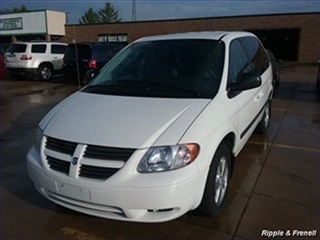 2006 Dodge Caravan SXT   - Photo 1 - Davenport, IA 52802