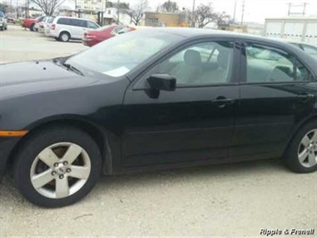 2006 Ford Fusion V6 SE   - Photo 2 - Davenport, IA 52802