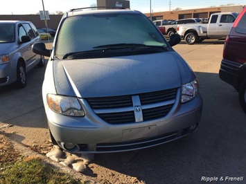 2006 Dodge Grand Caravan SXT   - Photo 2 - Davenport, IA 52802