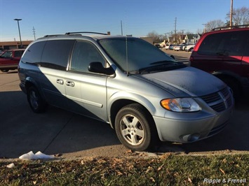 2006 Dodge Grand Caravan SXT   - Photo 1 - Davenport, IA 52802