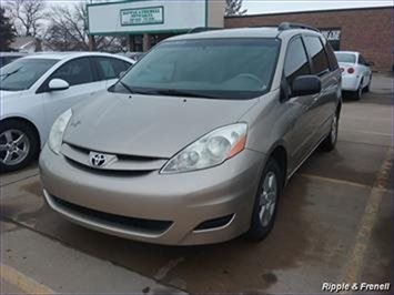 2006 Toyota Sienna CE 7 Passenger   - Photo 1 - Davenport, IA 52802