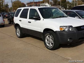 2005 Ford Escape XLT   - Photo 2 - Davenport, IA 52802