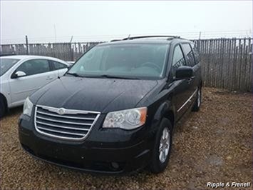 2009 Chrysler Town & Country Touring   - Photo 1 - Davenport, IA 52802