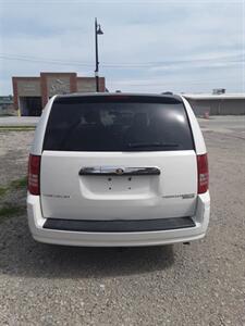 2010 Chrysler Town & Country Touring   - Photo 5 - Davenport, IA 52802