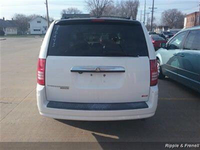 2008 Chrysler Town & Country Touring   - Photo 5 - Davenport, IA 52802