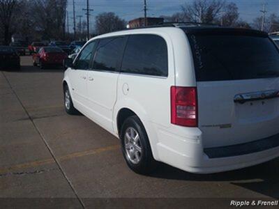 2008 Chrysler Town & Country Touring   - Photo 7 - Davenport, IA 52802