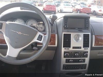 2008 Chrysler Town & Country Touring   - Photo 11 - Davenport, IA 52802