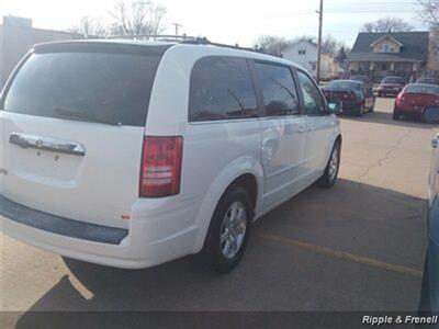 2008 Chrysler Town & Country Touring   - Photo 6 - Davenport, IA 52802