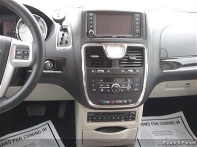 2012 Chrysler Town & Country Touring-L   - Photo 15 - Davenport, IA 52802