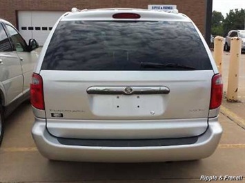 2004 Chrysler Town & Country Touring   - Photo 3 - Davenport, IA 52802