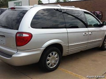 2004 Chrysler Town & Country Touring   - Photo 2 - Davenport, IA 52802