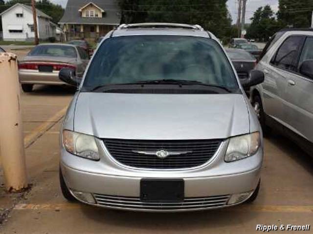 2004 Chrysler Town & Country Touring   - Photo 1 - Davenport, IA 52802