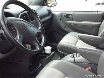 2004 Chrysler Town & Country Touring   - Photo 5 - Davenport, IA 52802