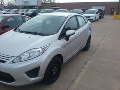 2013 Ford Fiesta S   - Photo 3 - Davenport, IA 52802