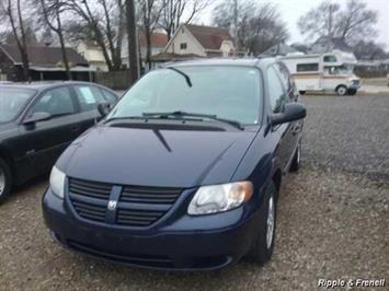 2005 Dodge Caravan SXT   - Photo 1 - Davenport, IA 52802