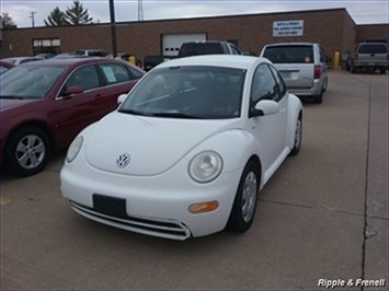 2001 Volkswagen Beetle GL   - Photo 1 - Davenport, IA 52802