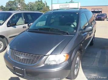 2004 Chrysler Town & Country Touring   - Photo 1 - Davenport, IA 52802