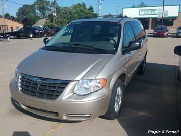 2005 Chrysler Town & Country Touring   - Photo 1 - Davenport, IA 52802