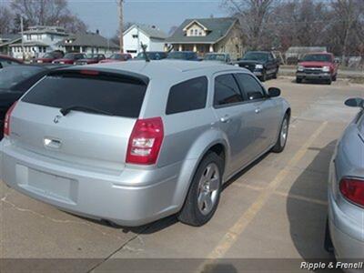 2008 Dodge Magnum   - Photo 6 - Davenport, IA 52802