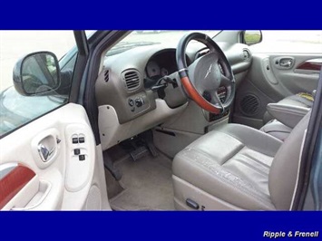 2006 Chrysler Town & Country Touring   - Photo 4 - Davenport, IA 52802