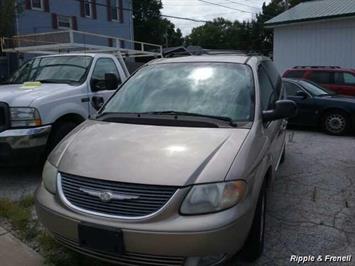 2002 Chrysler Town & Country LXi   - Photo 1 - Davenport, IA 52802