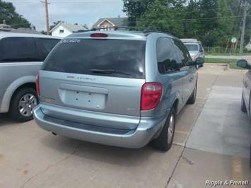 2006 Dodge Grand Caravan SXT - Photo 2 - Davenport, IA 52802
