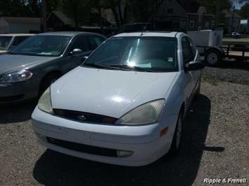 2001 Ford Focus ZX3   - Photo 1 - Davenport, IA 52802