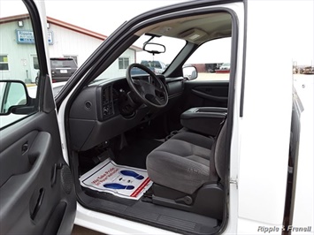 2006 Chevrolet Silverado 1500 Work Truck   - Photo 10 - Davenport, IA 52802